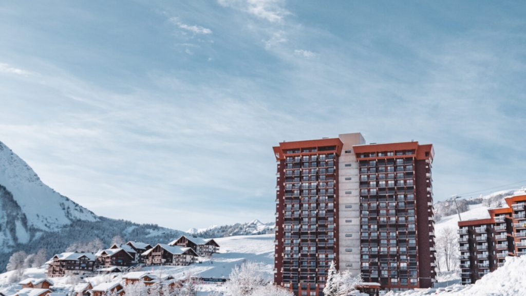 Photo format paysage d'une route enneigée de la station du corbier, on peut voir l'unik orion