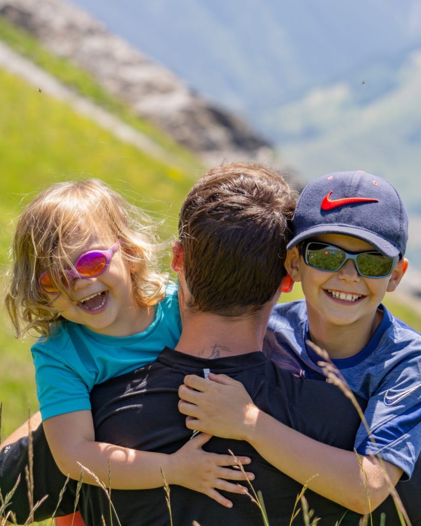 Photo père avec ses enfants station le corbier domaine des sybelles